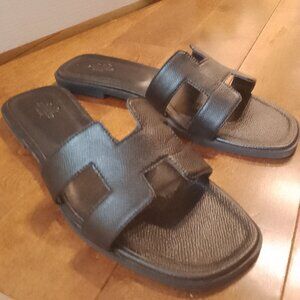 Beautiful H sandals
